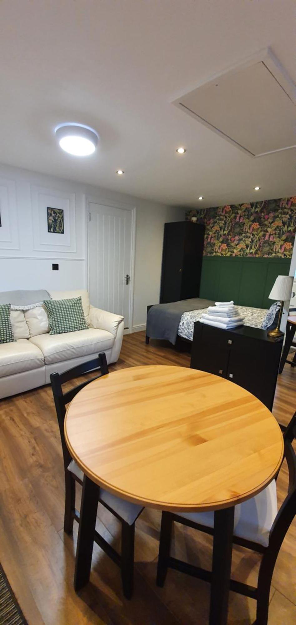 Self-Contained Guest Suite กิลด์ฟอร์ด ภายนอก รูปภาพ
